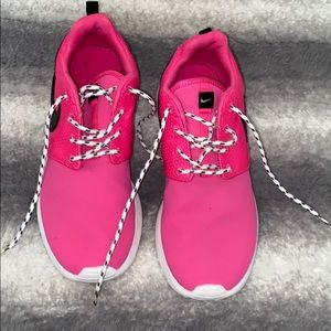 Nike Roshe Run Hot Pink